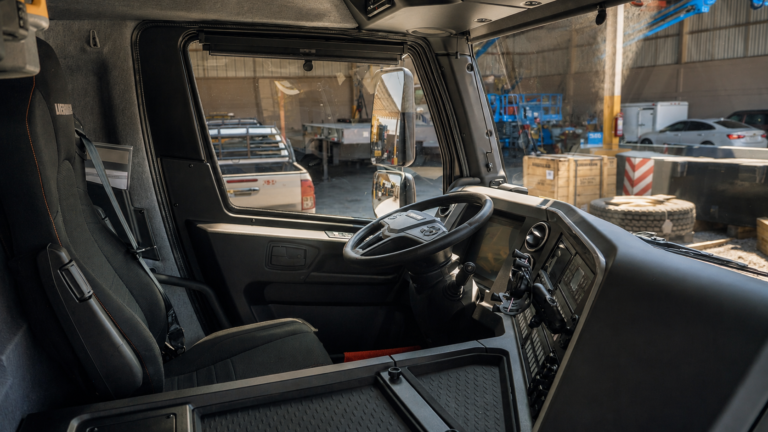 Cabina Liebherr con luz cinematográfica
